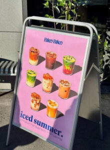Standee ngoài trời thiết kế chắc chắn, khung vững vàng, hình ảnh rõ nét và bền đẹp, chịu được điều kiện thời tiết.